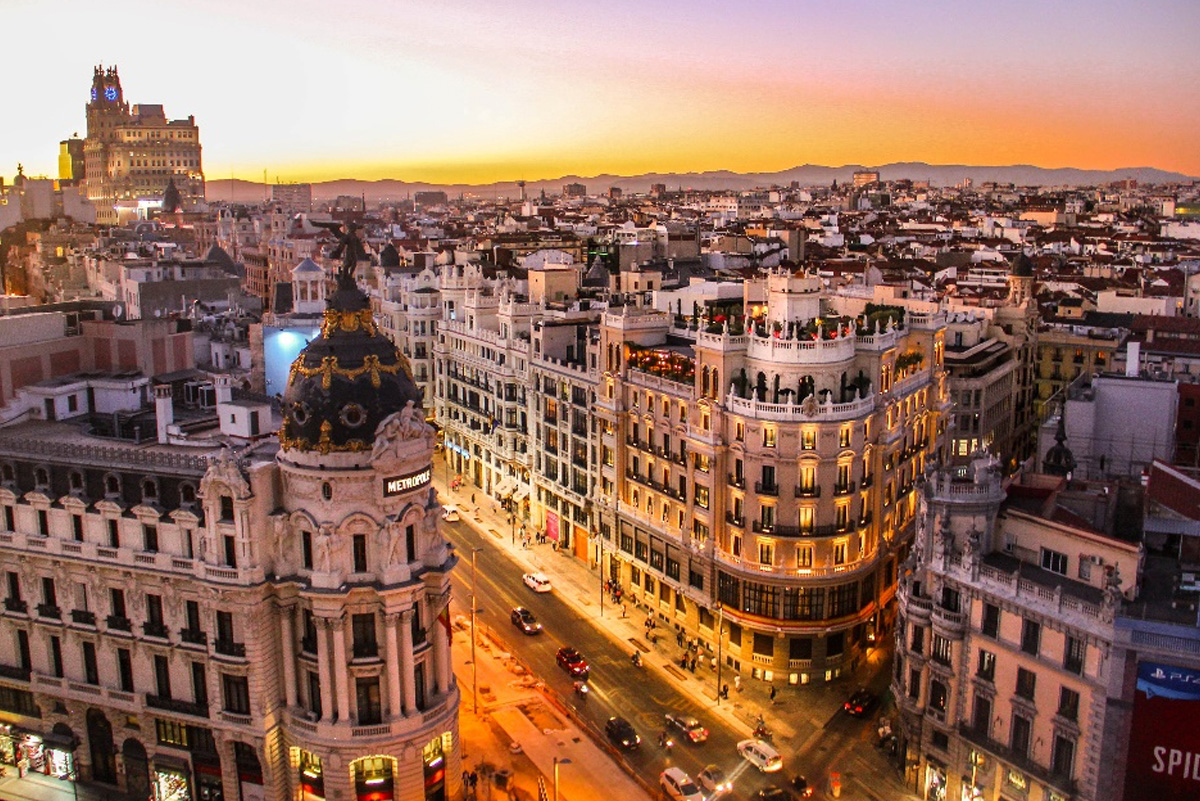 Grande rue de Madrid au soleil couchant