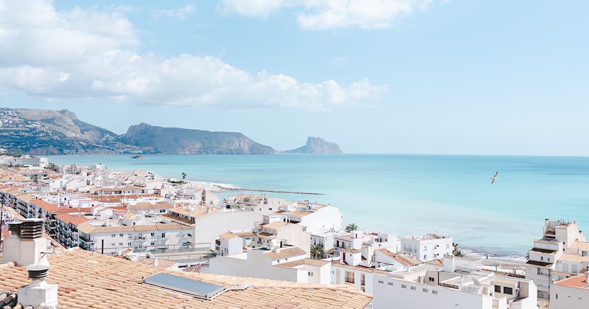 Vue sur la ville de Calpe en Espagne avec l'océan en arrière plan